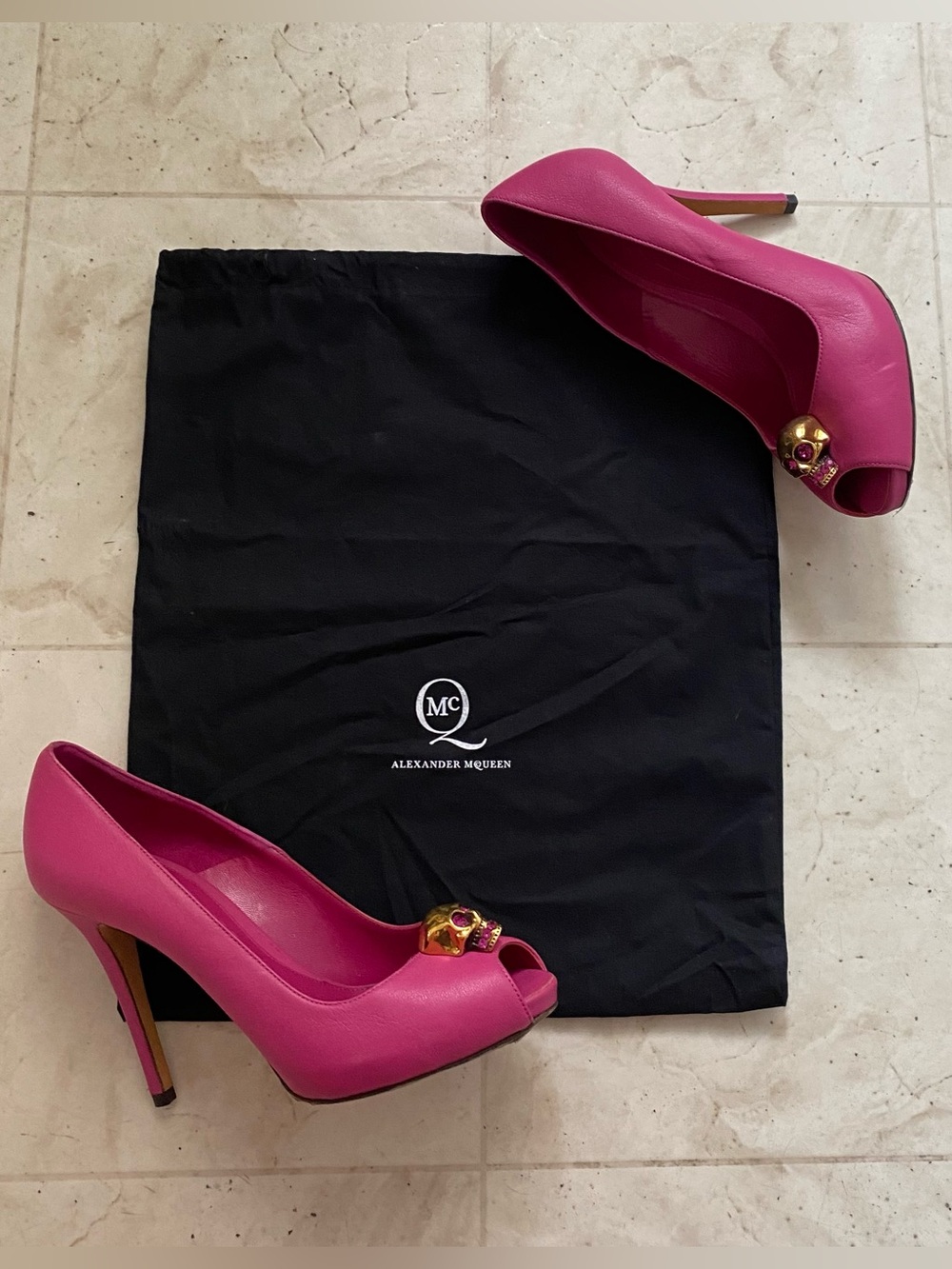 $1190 Alexander McQueen Fuchsia Leather Swarovski Skull Peep Toe Pumps Heels 6